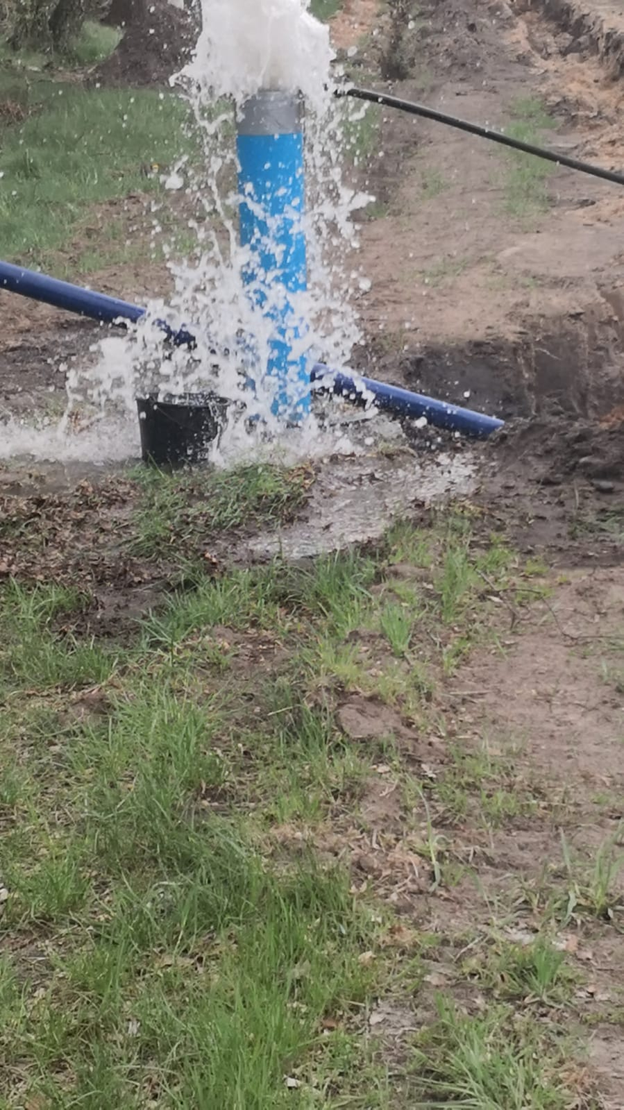 Brunnenwasser schießt aus Rohr