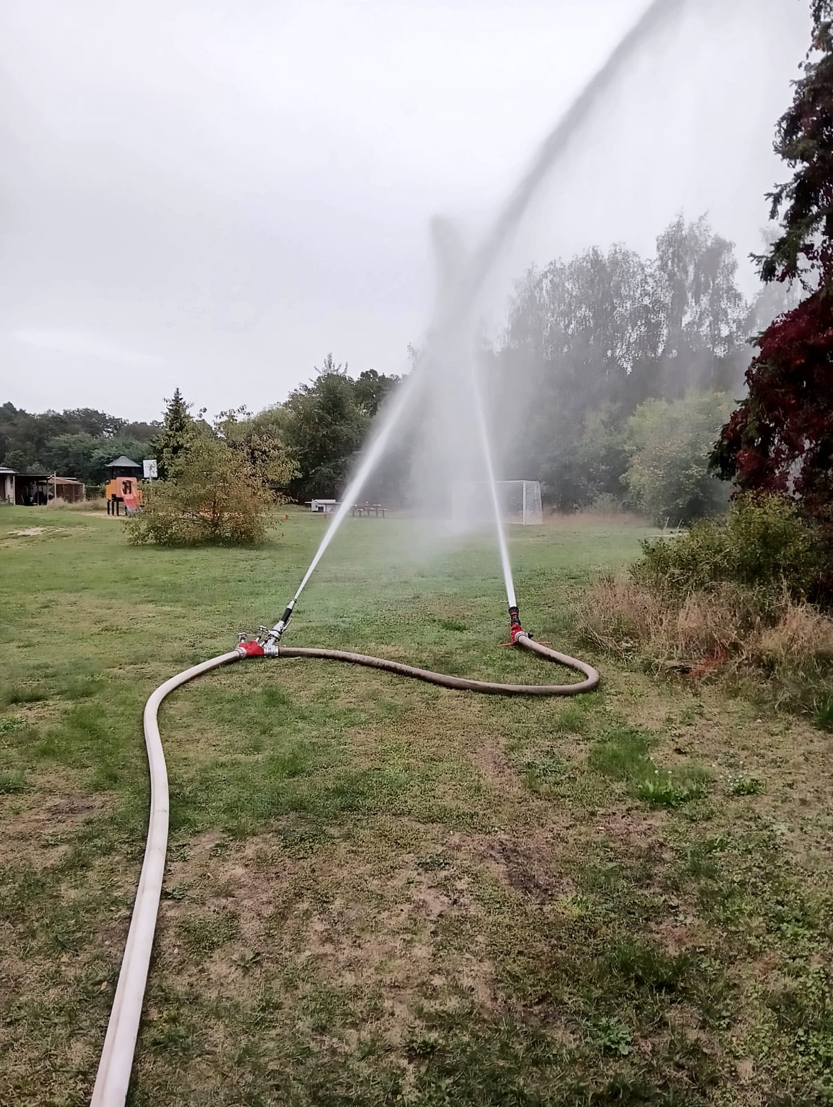 Löschwasser-Test mit Feuerwehrschlauch