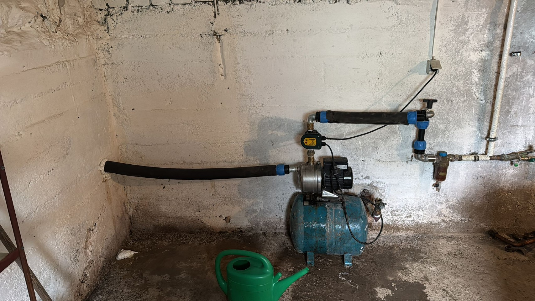 Gartenbrunnen-Pumpe in Gebäude Frontalansicht