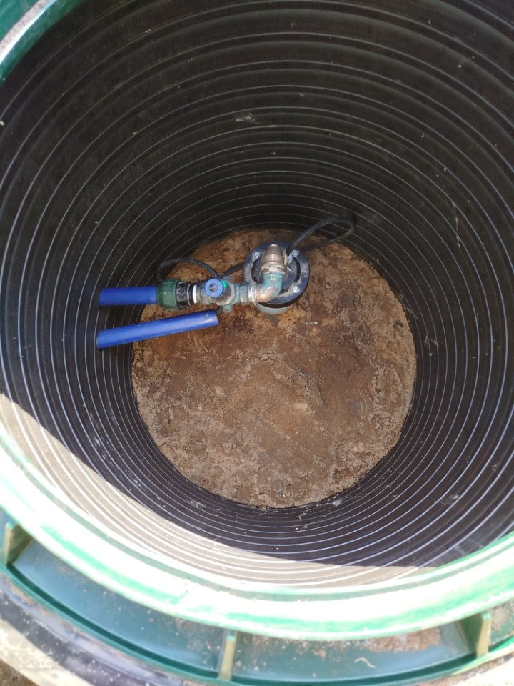 Leerer Gartenbrunnen innen mit Pumpe von oben 