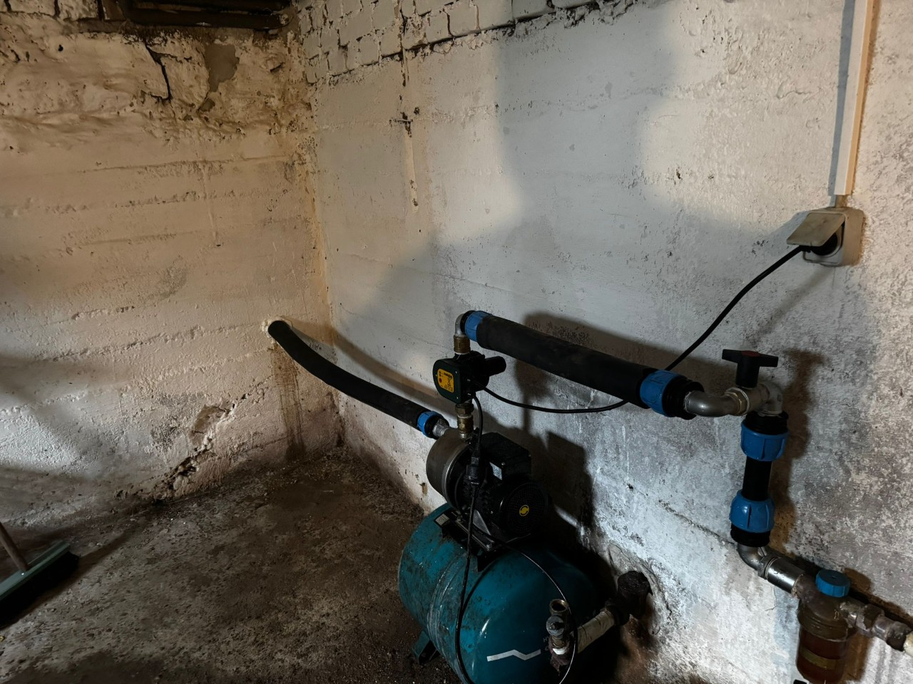 Gartenbrunnen Pumpe in Gebäude