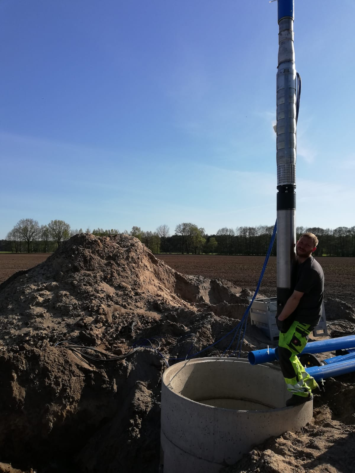 Person mit Pumpenkopf auf Stahlbetonrohr